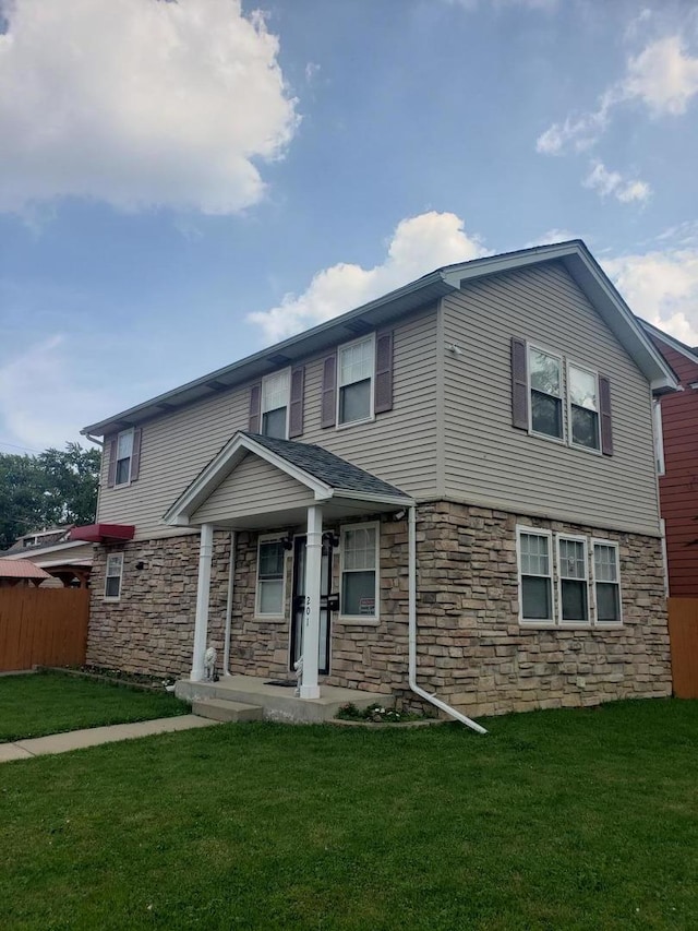 view of front of house featuring a front lawn