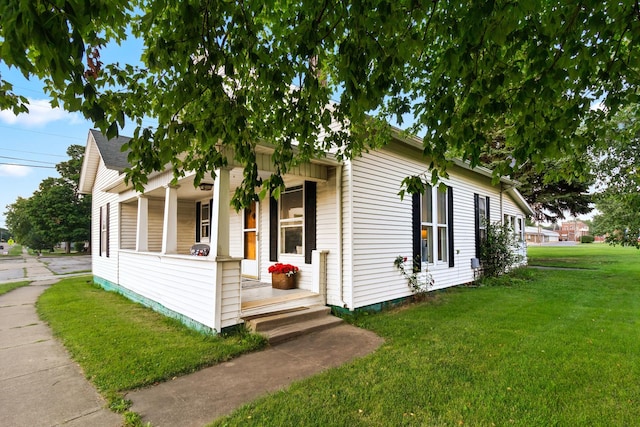 view of front facade with covered porch and a front lawn