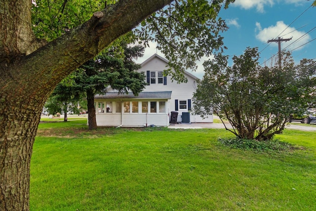 view of front of property featuring a front yard