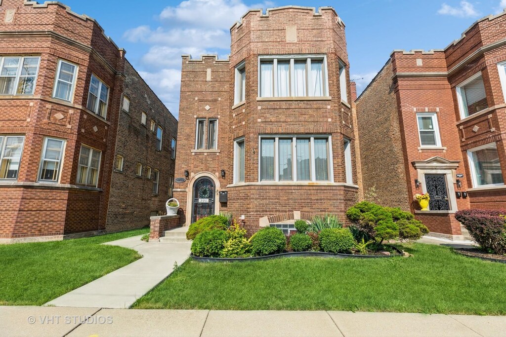 view of front of house featuring a front yard