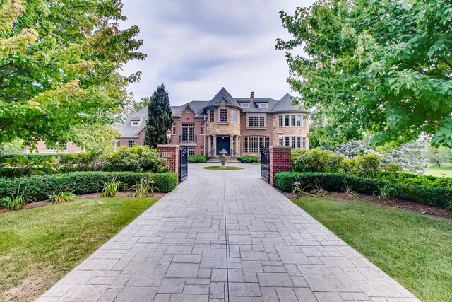 view of front of home featuring a front lawn