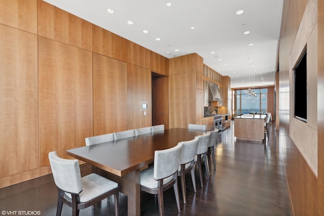 dining space with dark wood-style floors and recessed lighting