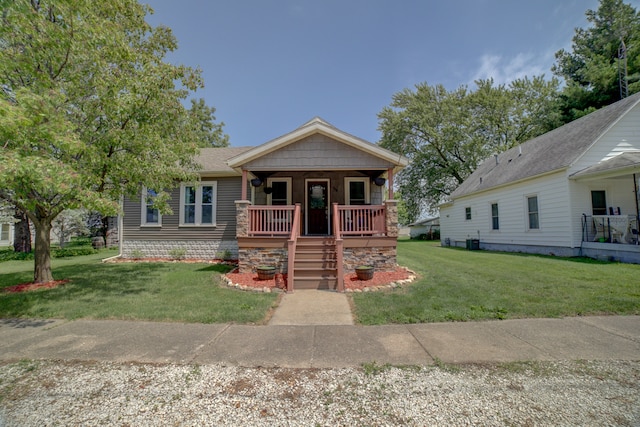 view of front of property featuring a porch and a front yard