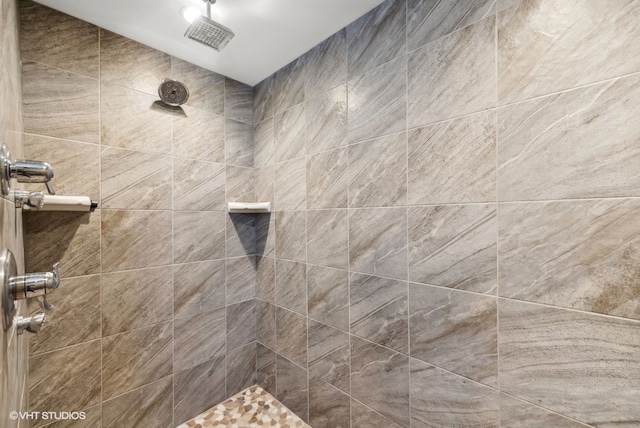 bathroom featuring a tile shower