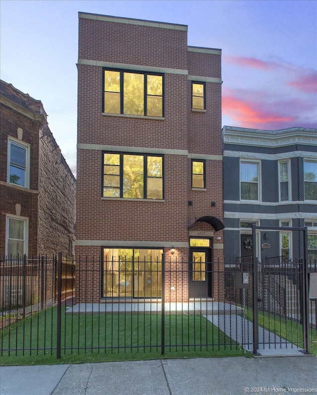 view of front of property featuring a yard