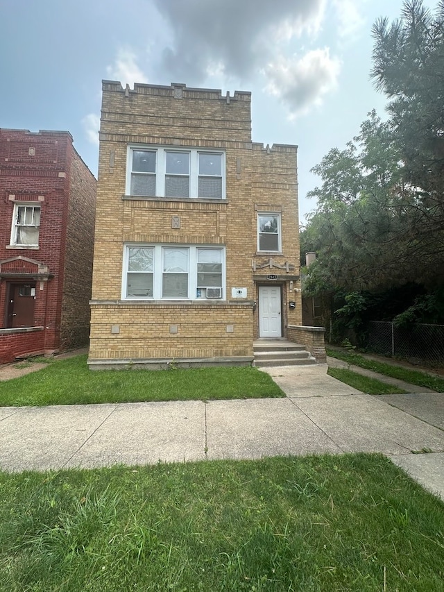 view of front facade featuring a front yard