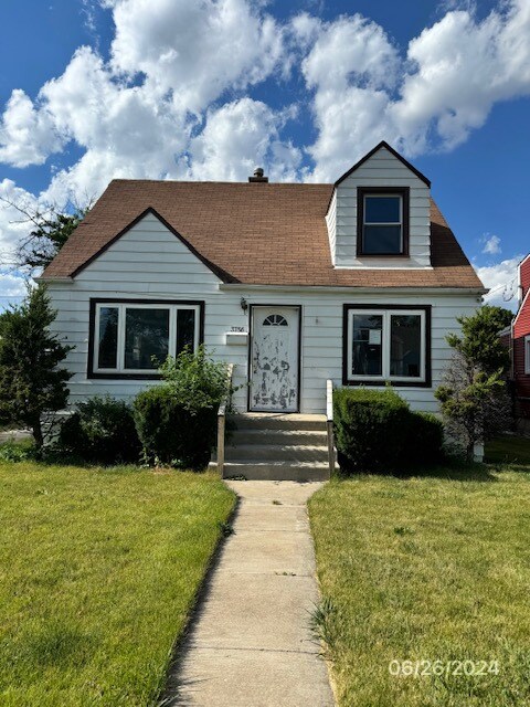 view of front of home featuring a front yard