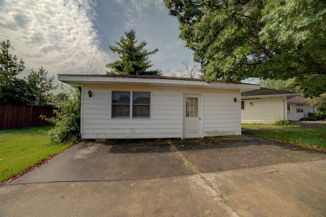 view of front of home featuring a front yard