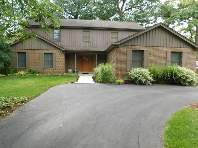 front of property with a front lawn