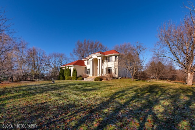 view of front of property featuring a front yard