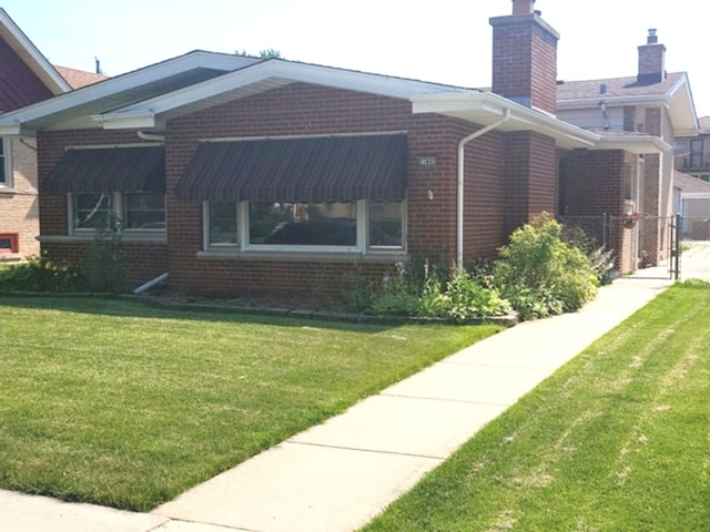 view of front facade featuring a front lawn