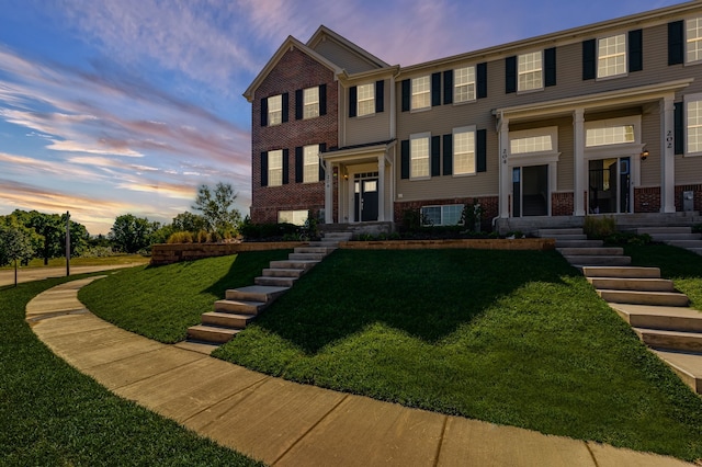 view of front of property featuring a lawn