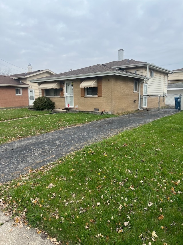 single story home featuring a front lawn