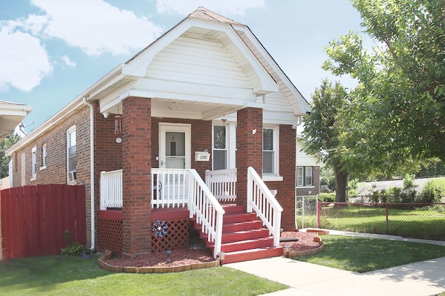 view of front of house featuring a front lawn