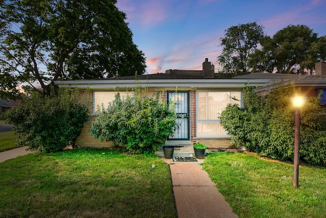 view of front facade featuring a lawn