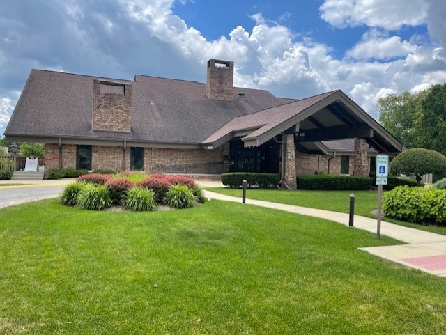 view of front of house featuring a front yard