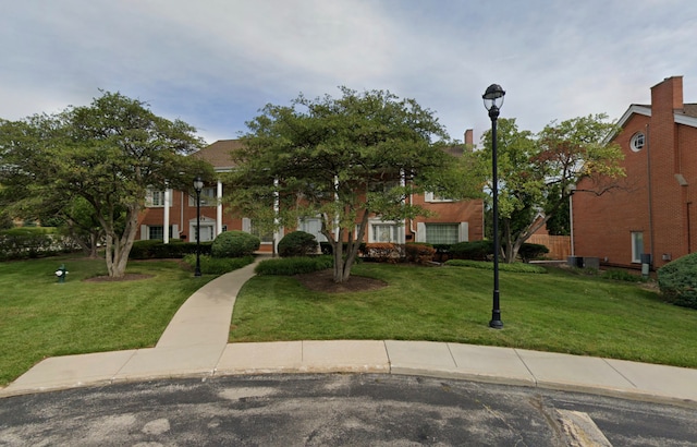 view of front facade featuring a front lawn