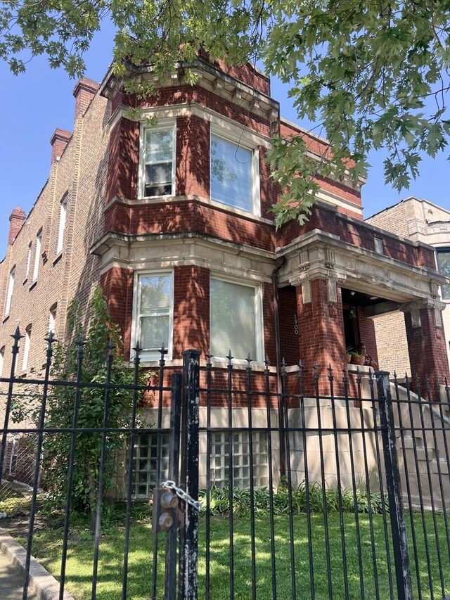 view of front of property with a front yard