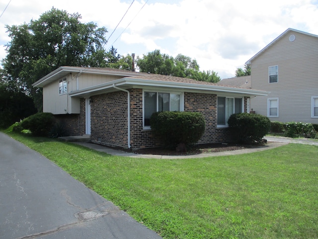 view of front facade featuring a front yard