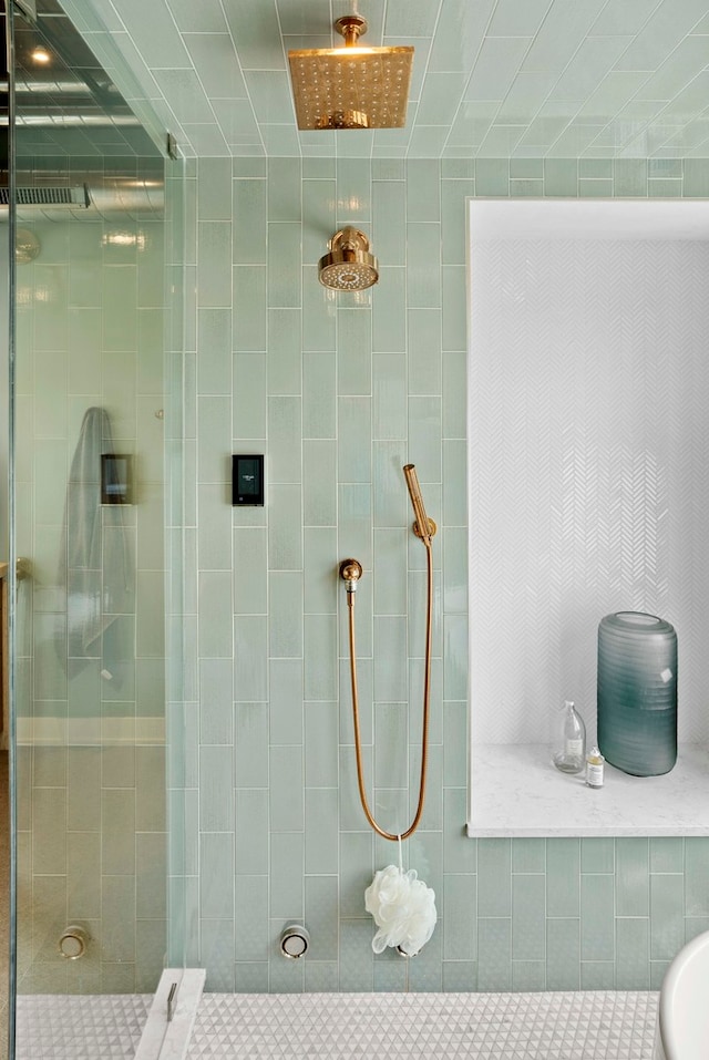 bathroom featuring a tile shower