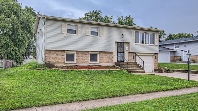 split foyer home featuring a front lawn