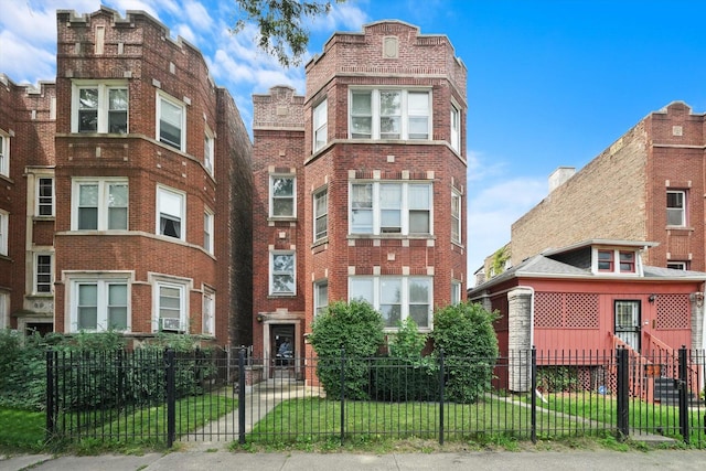 view of front of house featuring a fenced front yard