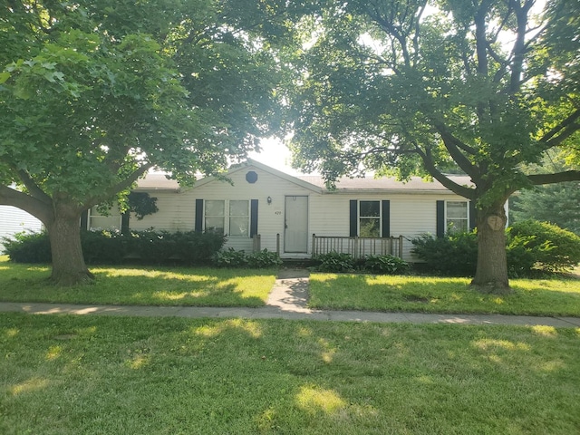 view of front of house featuring a front lawn