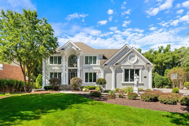 view of front of house featuring a front lawn