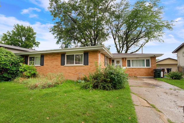 view of front of property with a front lawn