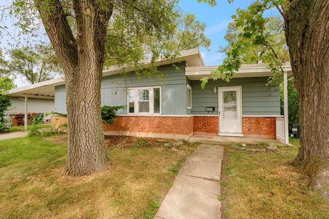 ranch-style home with a front lawn