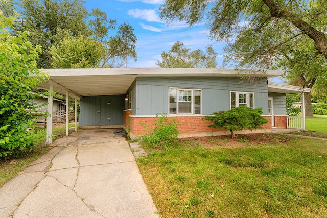 view of front of home featuring a carport and a front yard