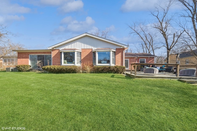 single story home featuring a front lawn