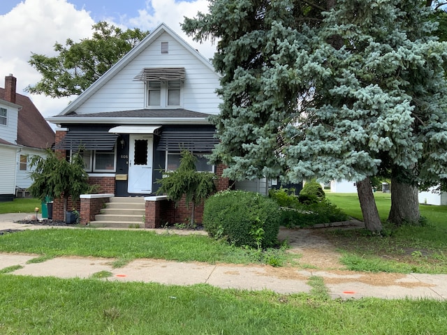 view of front of home with a front lawn