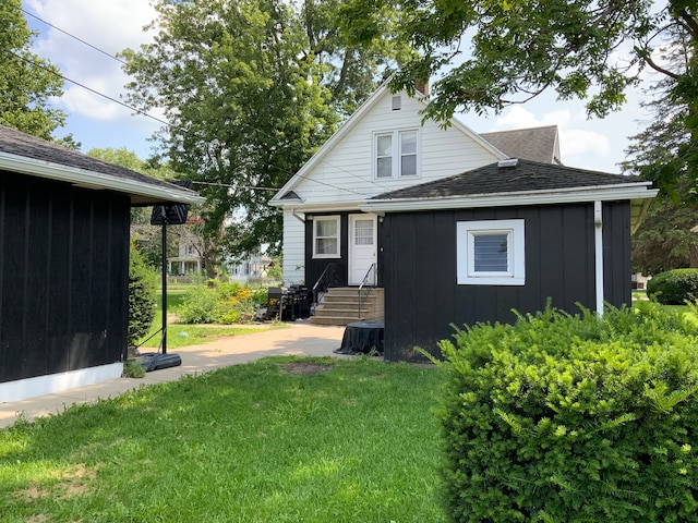 view of front of property with a front yard