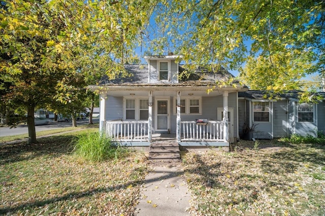 bungalow-style home featuring a front lawn and a porch