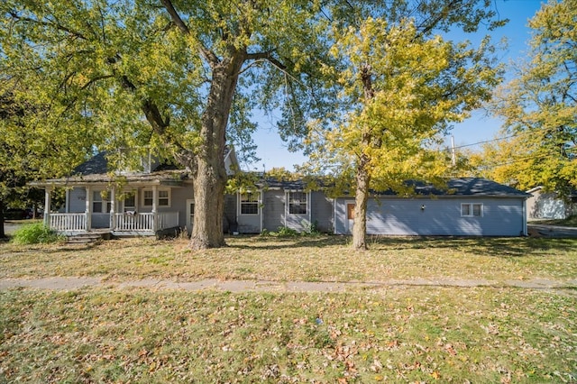 view of front of property featuring covered porch and a front yard