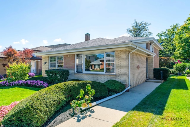 view of front of home featuring a front lawn