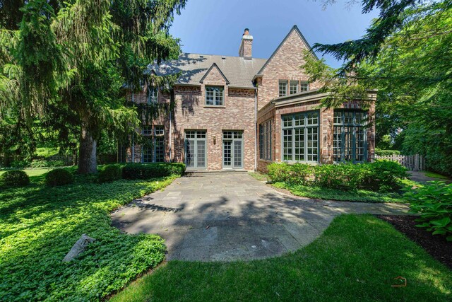 view of front of house with a front lawn