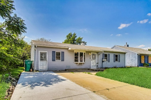 ranch-style home with a front yard