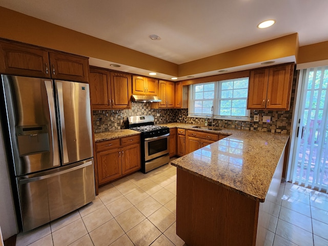 kitchen with plenty of natural light, sink, stainless steel appliances, and backsplash