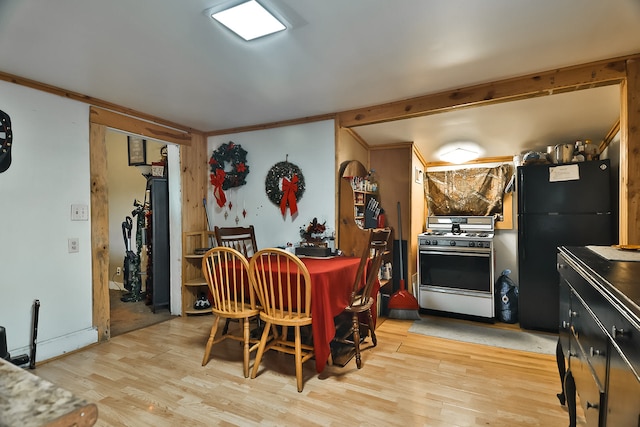 dining space featuring light hardwood / wood-style flooring and ornamental molding