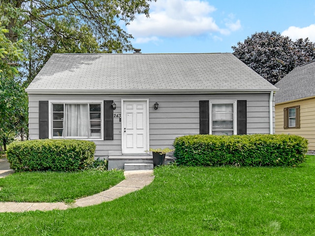 view of front facade featuring a front yard