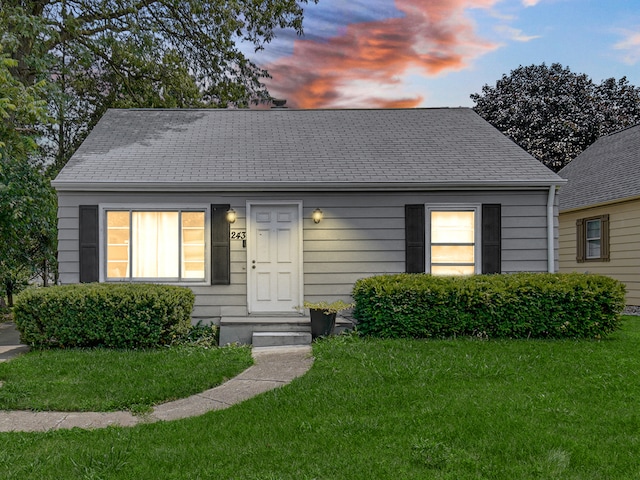 view of front of property featuring a yard