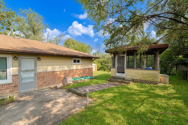 view of yard featuring a patio area