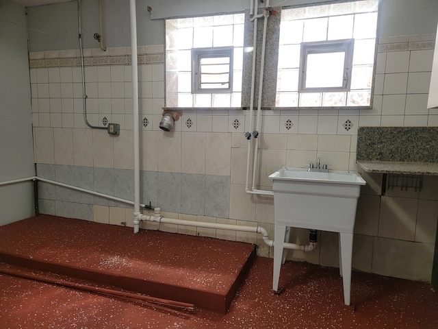 bathroom featuring tile walls