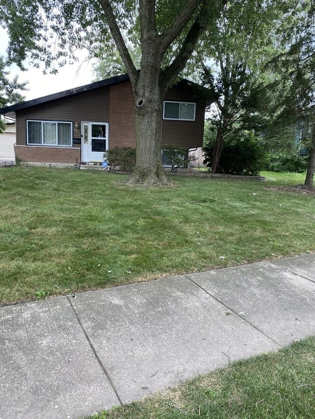 view of front of property with a front yard