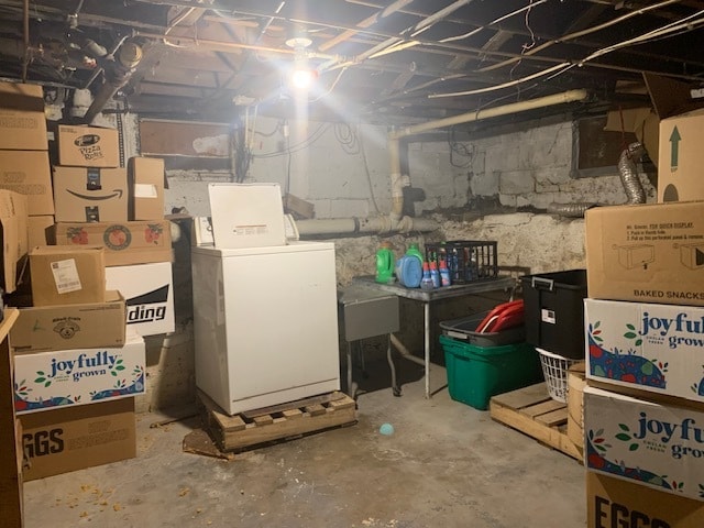 basement featuring washing machine and clothes dryer