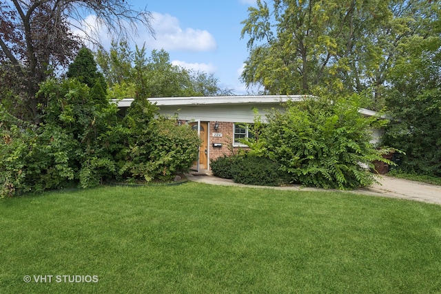 view of front of home featuring a front lawn