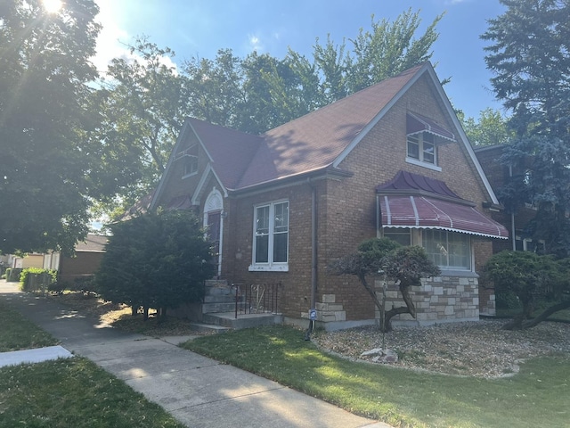 view of front of home featuring a front yard