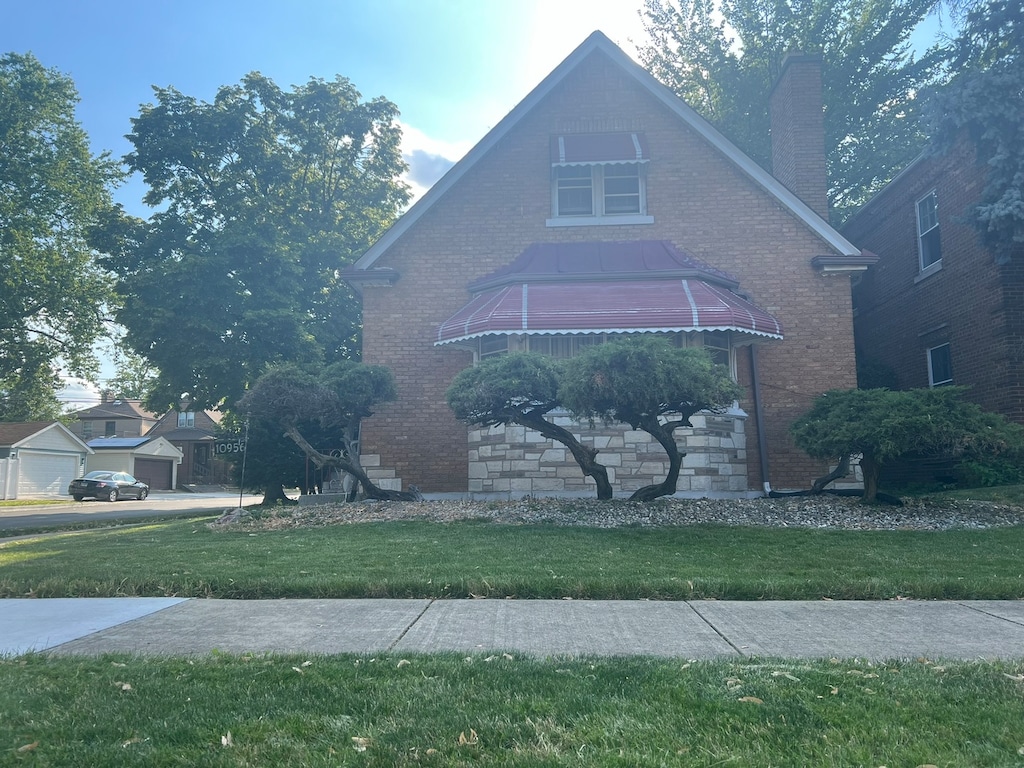 view of front of home with a front lawn